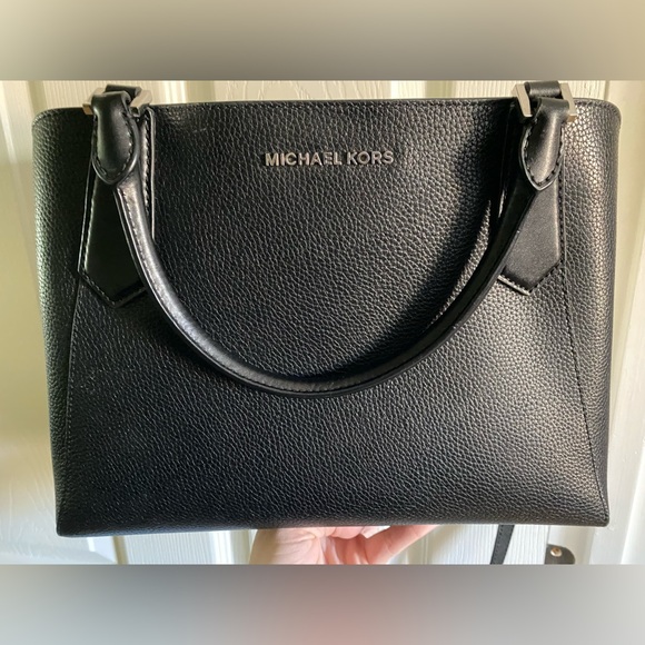 Black Michael Kors Bucket Bag - Picture 3 of 17